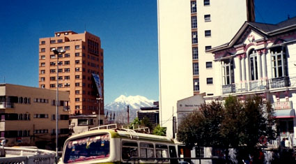 Una calle de La Paz con el Illimani al fondo