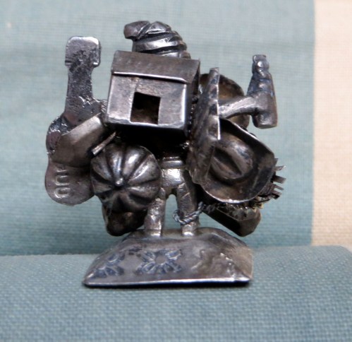 El ekeko andino con su casa a cuestas