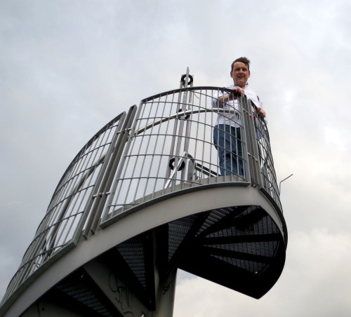 El balcón de la torre bajo las nubes