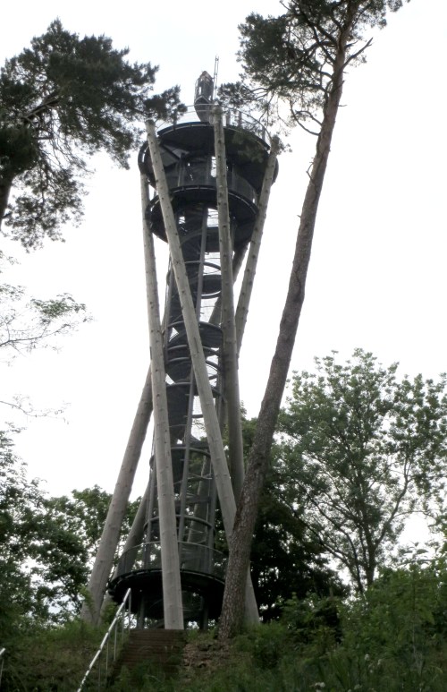 Una escalera dentro de una torre