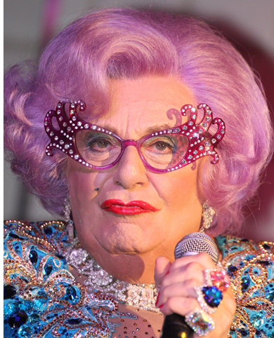 Dame Edna Everage, es decir, Barry Humphries