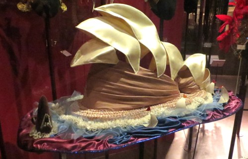 Sombrero Ópera de Sidney, Dame Edna Everage, V&A