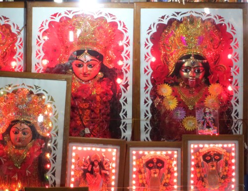 Diosas Kalis en un escaparate