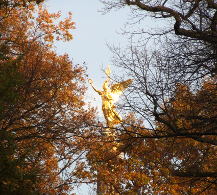 Siegesäule, en Tiergarten. El "ángel" es la diosa griega de la Victoria, Niké
