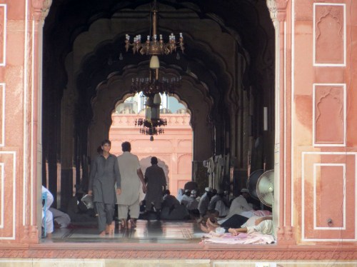 Interior de la gran mezquita de Badakshi, Lahore, Pakistán