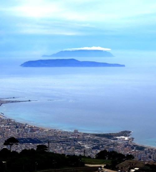 Las islas Égadas vistas desde Erice. Abajo, la ciudad de Trápani