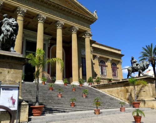 En esta escalera del Teatro Máximo, la ópera de Palermo, sitúa Mario Puzzo el último asesinato de El Padrino.