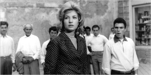 Claudia (Monica Vitti) buscando a Anna en Sicilia (L'avventura)