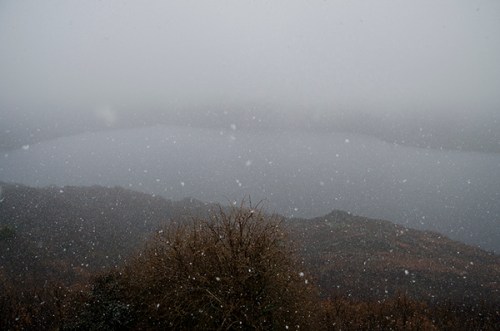 España, Castilla y León, provincia de Zamora. Nevando sobre el lago de Sanabria. Spain, Castile and León, province of Zamora. Snowing over Sanabria lake. © Navia