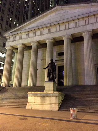 Aquí George Washington recuerda al monumento de il Comendatore, en el Don Giovanni de Mozart.