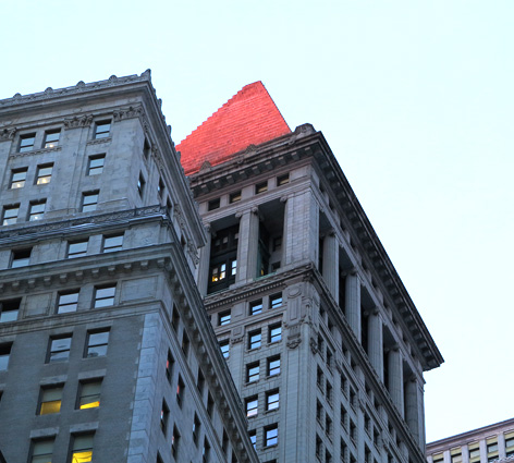La réplica del mausoleo vista desde la calle al atardecer
