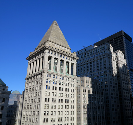El mausoleo de Halicarnaso corona la torre en estilo veneciano del antiguo Bankers Trust, en el número 14 de Wall Street