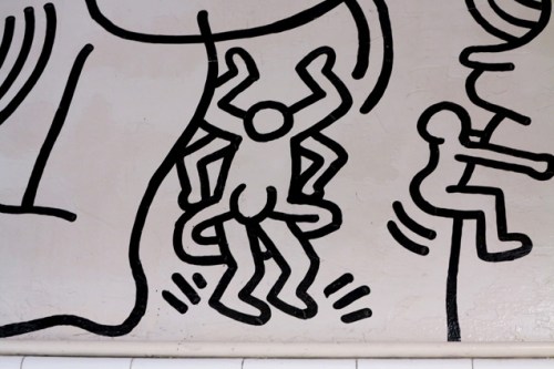 These black on white murals were a project that Keith Haring developed in 1989. Once upon a time is located at the men’s room of the second floor of the Gay and Lesbian Community Services Center, 208 W 13th Street, New York.
