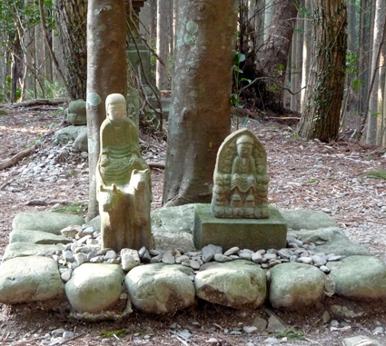 En este altar aparece representado el Asceta (la figura de la derecha), un controvertido personaje que vivió en el siglo VIII quien, mezclando elementos budistas y autóctonos, creó la que es hoy una de las vertientes más ascéticas y misteriosas de la religión japonesa. En algunas leyendas se le considera el fundador del Camino de Kumano