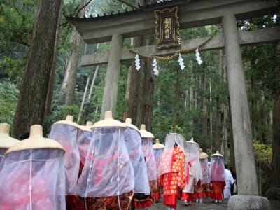 Peregrinas entrando en un templo de Kumano Kodo